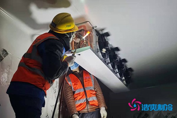 圖為浩爽工人正在焊接冷風(fēng)機銅管